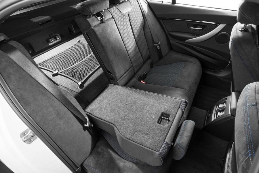 Интерьер BMW 330e M Sport 2016 года  (фото 39 из 40)